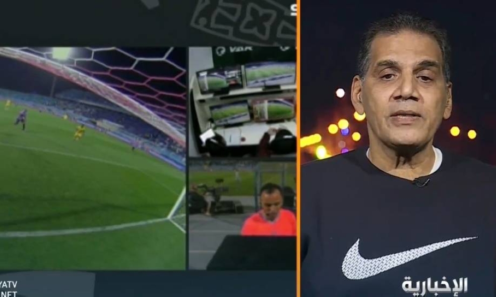 لم يشاهد مثلها خلال 5 سنوات.. شاهد.. الغندور يستعرض حالة تحكيمية غريبة من مباراة الهلال والخليج