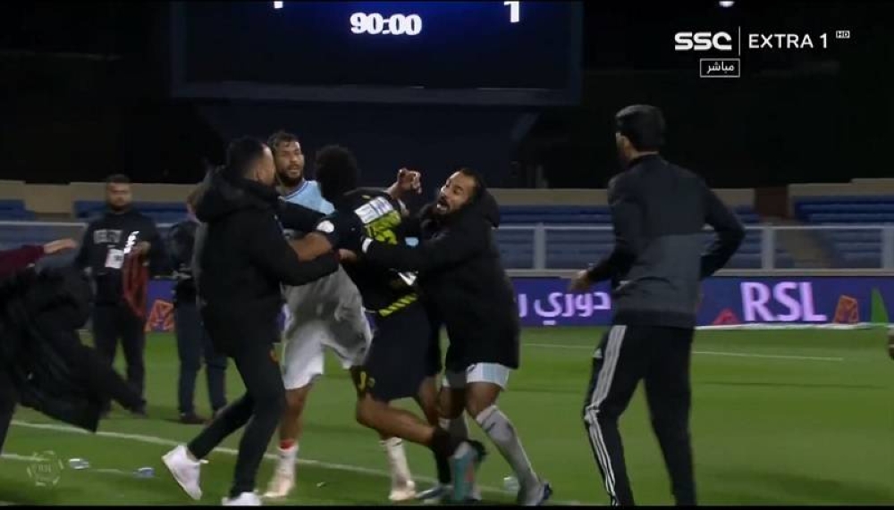 شاهد .. "تاوامبا" يعتدي على لاعب أبها   ..واشتباكات بالأيدي بين اللاعبين!