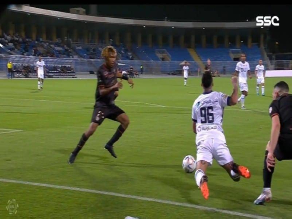 هل استحق لاعب الهلال "ميشايل" ركلة جزاء أمام الشباب؟.. رئيس لجنة الحكام يحسم الجدل