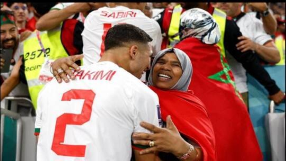 والدة حكيمي تخرج عن صمتها وتكشف حقيقة تسجيل ثروته باسمها