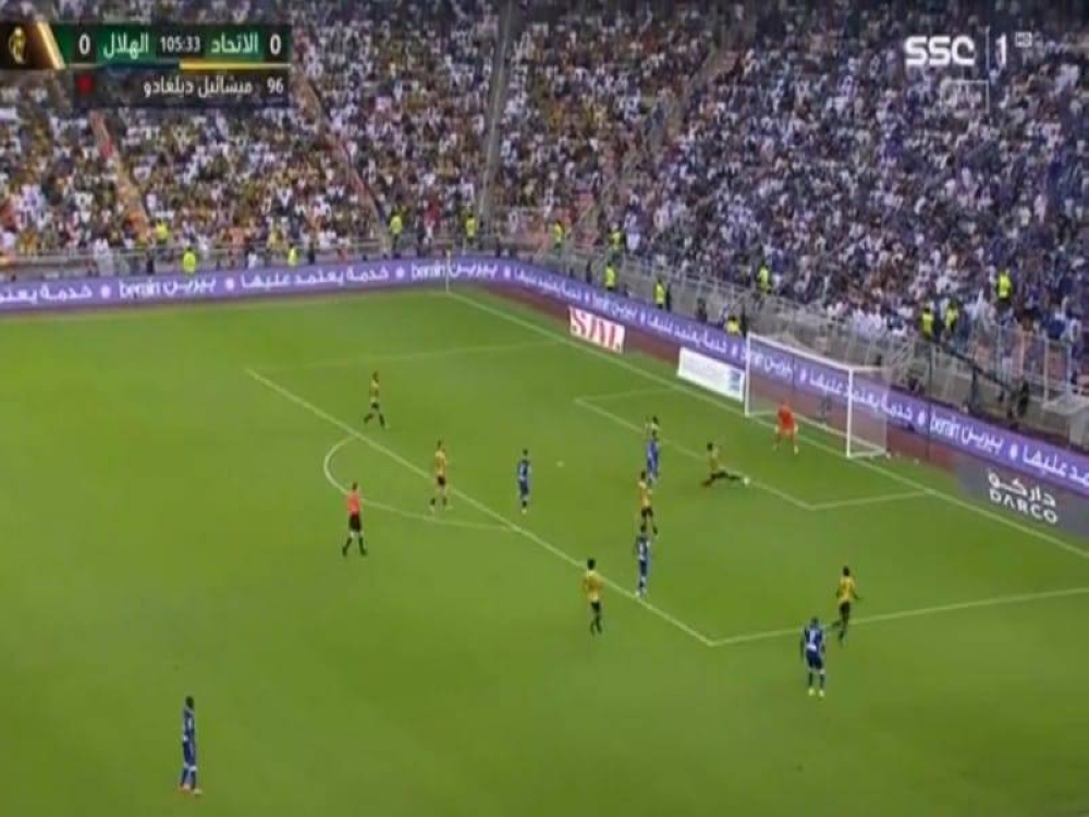 شاهد.. حجازي يسجل هدف الهلال الأول بالخطأ في مرماه!