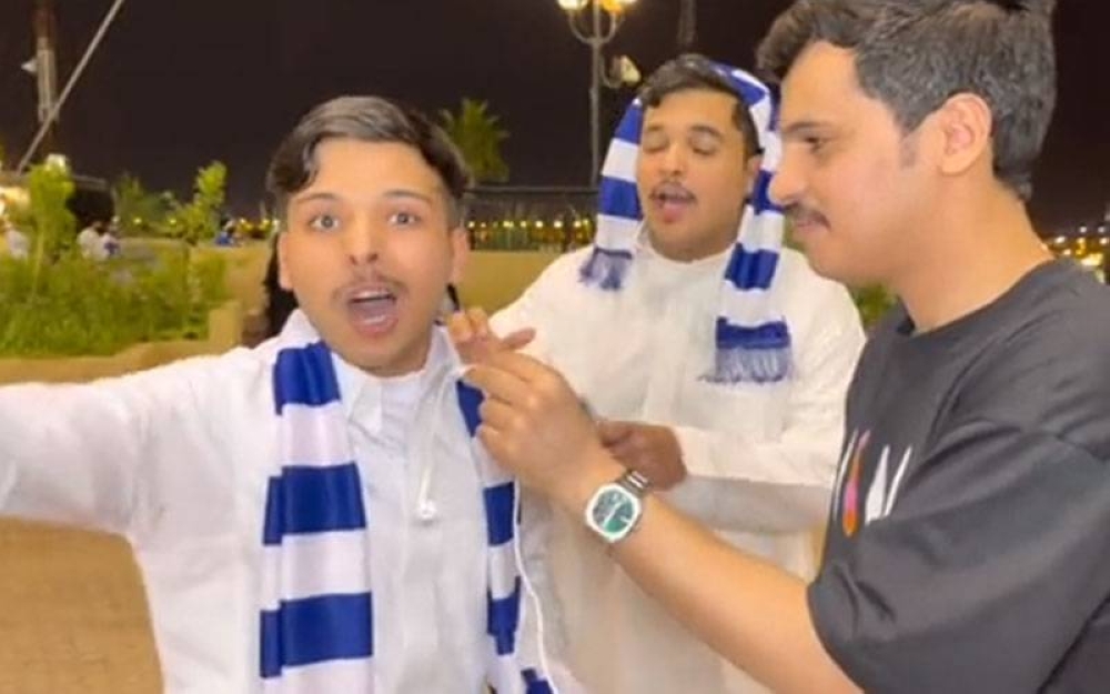 شاهد .. مشجع هلالي يسخر من النصر .. ويوجه رسالة لـ"مسلي آل معمر"!