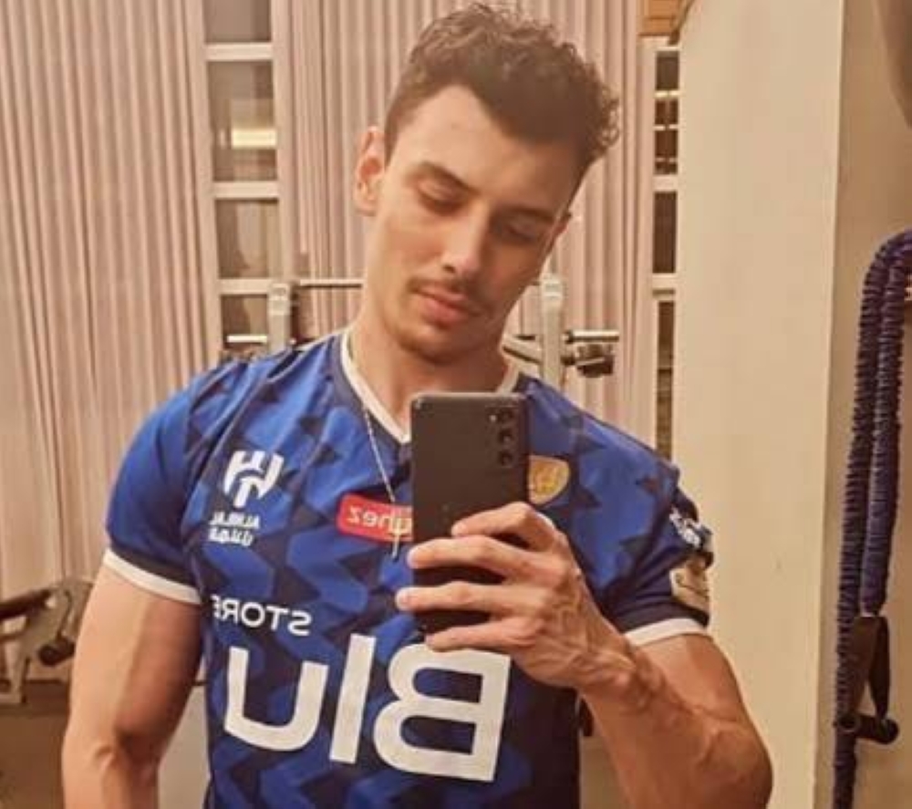 شاهد.. نجل لاعب الاتحاد السابق "تشيكو" يظهر  مرتديا قميص الهلال