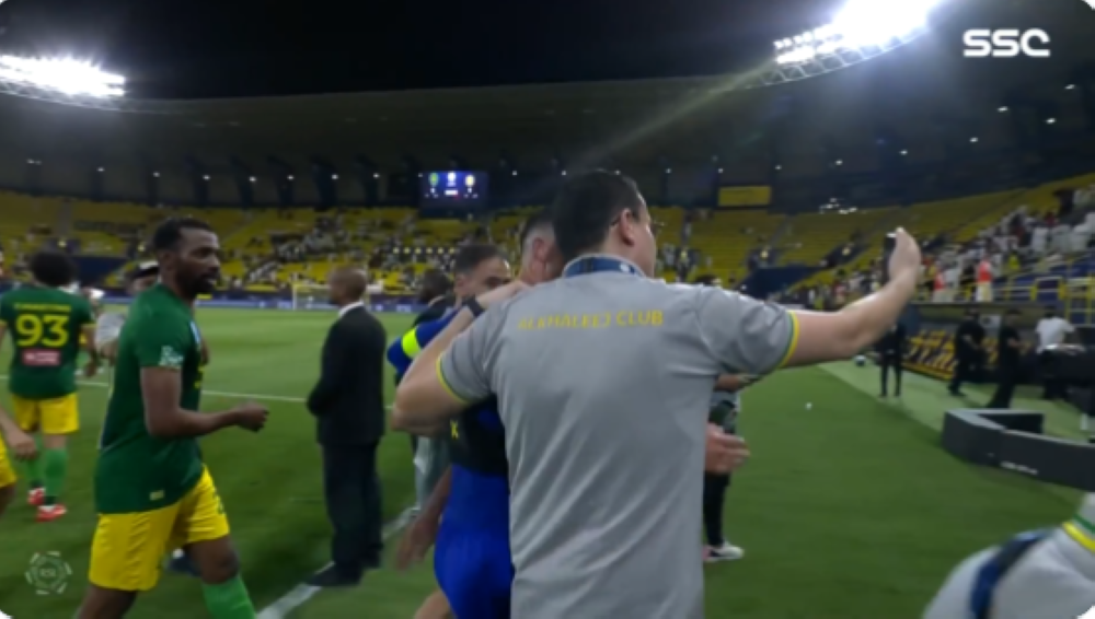 شاهد.. ردة فعل لاعب النصر "رونالدو" عند محاولة أحد أعضاء نادي الخليج التقاط سيلفي معه