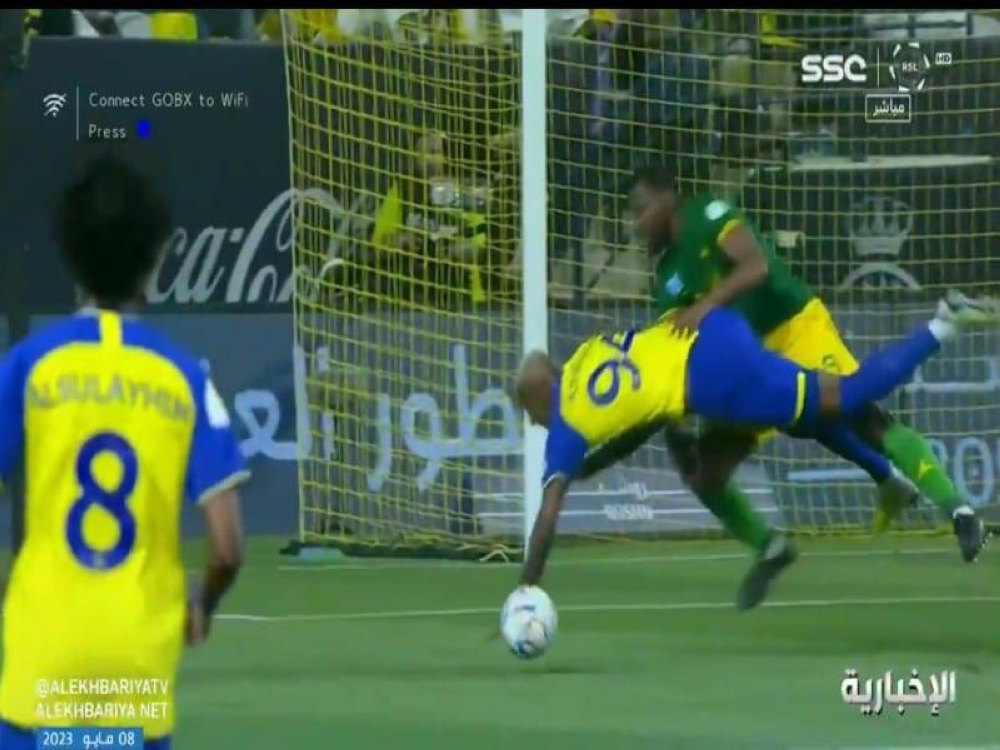 هل استحق لاعب النصر "تاليسكا" ركلة جزاء أمام الخليج؟.. شاهد : خبير تحكيمي يحسم الجدل