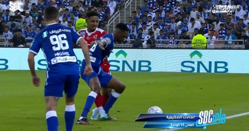 بالفيديو.. خبير تحكيمي يكشف تفاصيل خطأ ارتكبه حكم مباراة نهائي كأس الملك