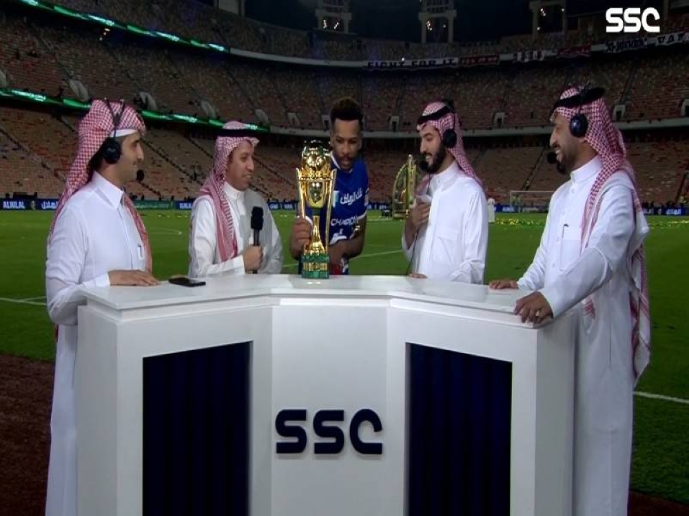 شاهد.. علي البليهي يقتحم  الاستديو التحليلي ليأخذ الكأس: خلصتوا