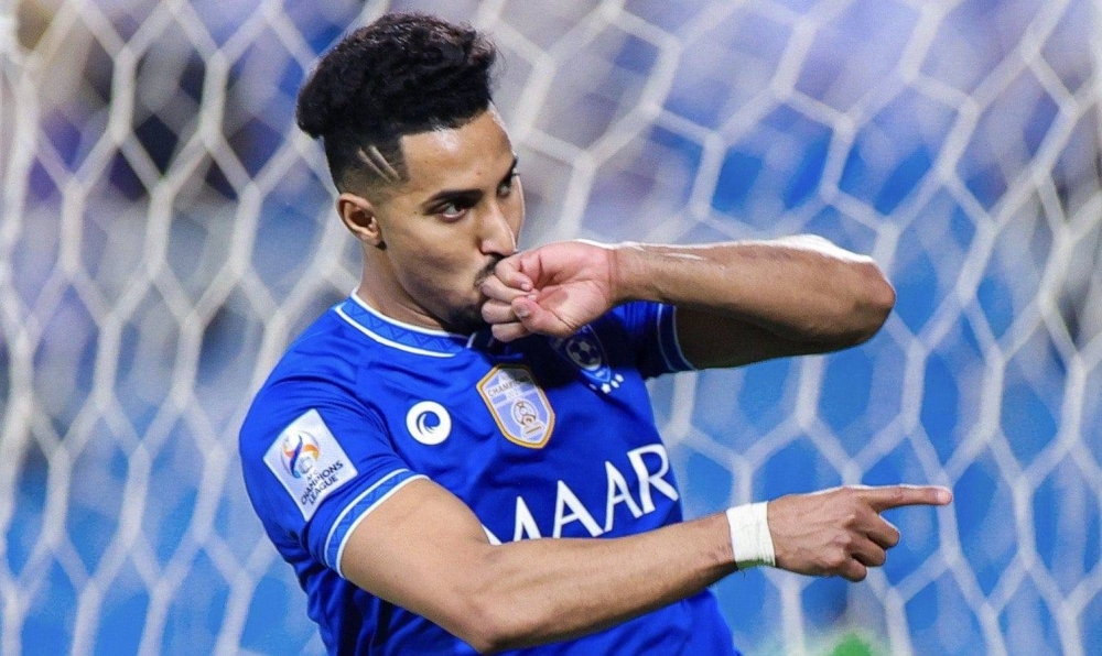 الكشف عن موقف سالم الدوسري من المشاركة مع الهلال أمام الاتحاد 