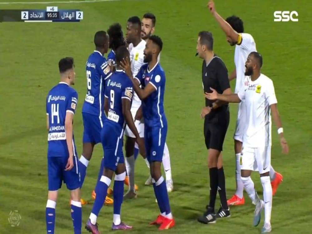 شاهد.. مشادة وتشابك بالأيدي بين لاعبي الهلال والاتحاد عقب نهاية الكلاسيكو 