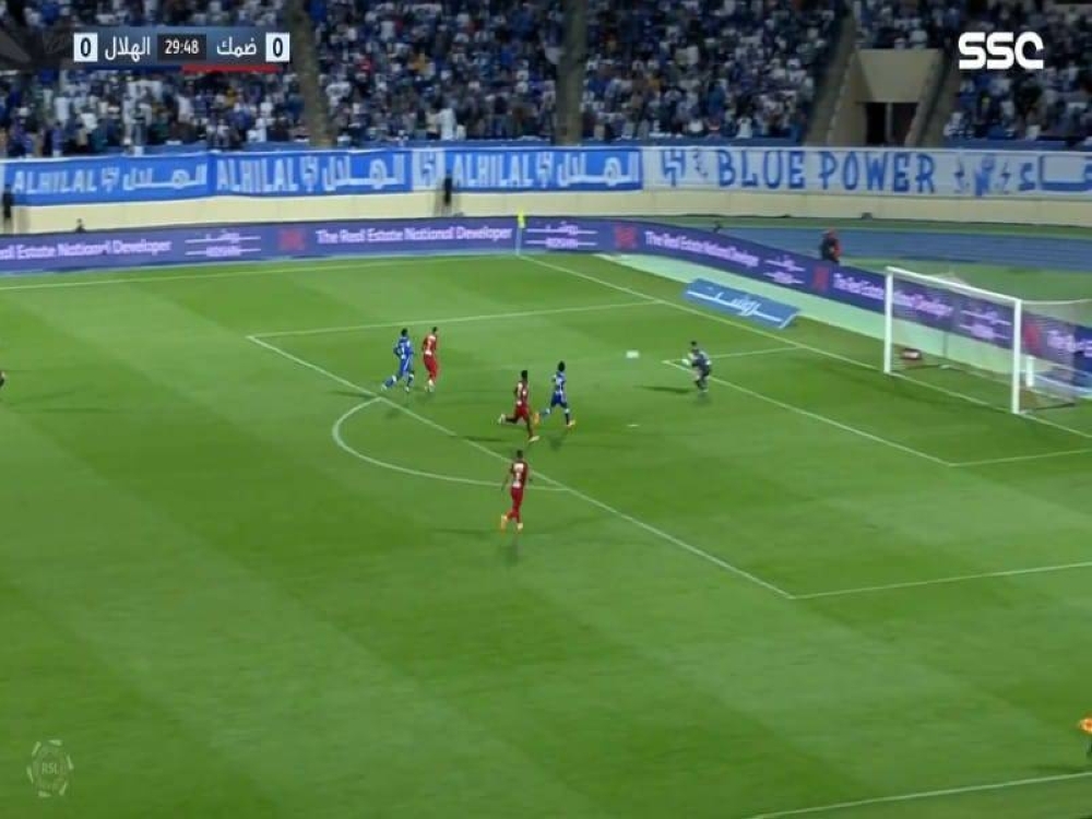 شاهد.. منصور حمزي يهدر فرصة تسجيل هدف محقق لضمك أمام الهلال