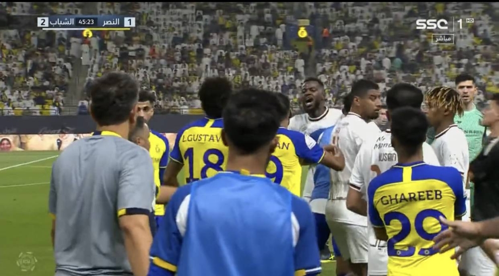 شاهد.. شاهد.. مشادات وتشابك بالأيدي بين لاعبي الشباب والنصر والحكم يتخذ قراره
