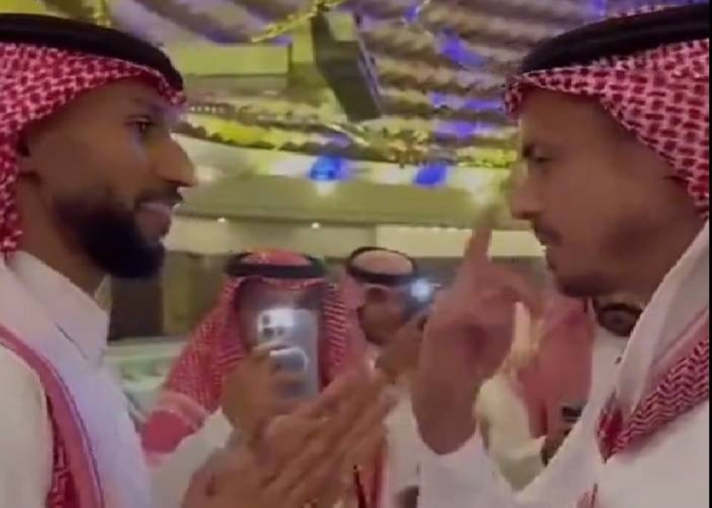 "خشمك" ..  شاهد : لقطة طريفة بين "الفرج" ومدرب اللياقة بالهلال في زفاف "البريك"!