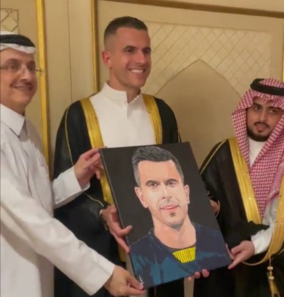 شاهد.. حارس الاتحاد "غروهي" يرتدي " البشت " في حفل زفاف ناصر القحطاني