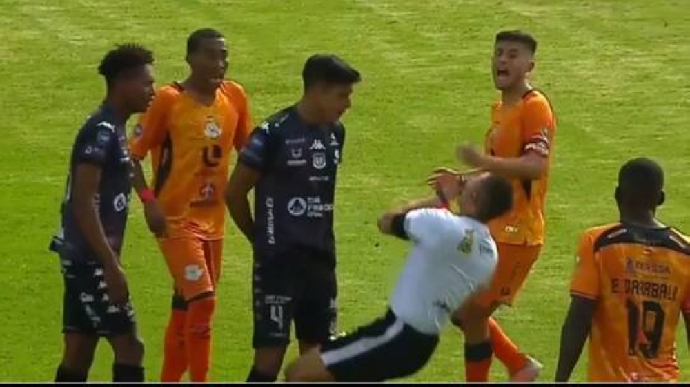 شاهد.. لاعب يوجه نطحة قوية للحكم ويسقطه أرضا