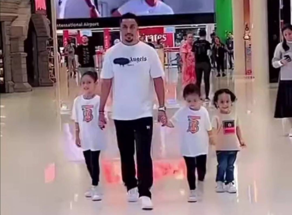 شاهد ظهور مفاجئ للاعب الهلال سالم الدوسري وأطفاله في مول شهير بدبي