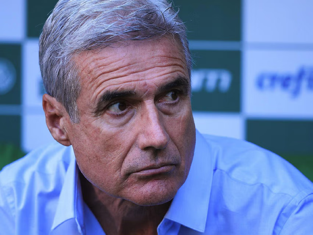 المدرب "لويس كاسترو" يحسم موقفه بشأن قيادة النصر!