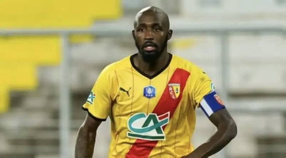 «مدرب لانس» يعلق على الأنباء المتداولة بشأن انتقال فوفانا إلى النصر