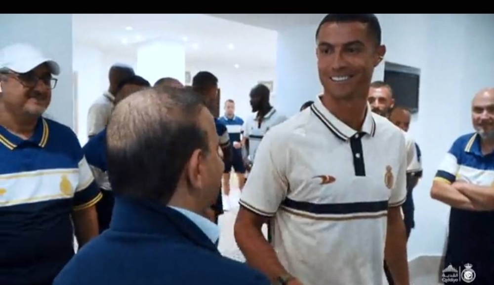شاهد.. استقبال رونالدو لـ"مسلي آل معمر" في معسكر النصر بالبرتغال