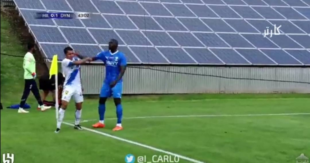 شاهد.. كوليبالي ينفعل على لاعب دينامو كييف وكاد أن يضربه
