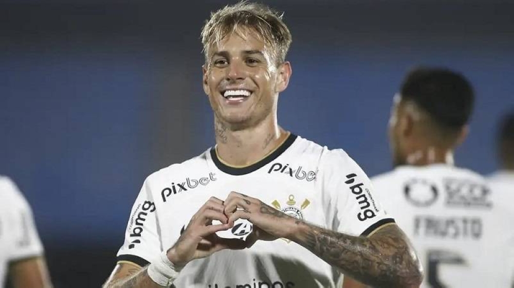 البرازيلي "روجر غيديس" يشعل المنافسة بين النصر والهلال !