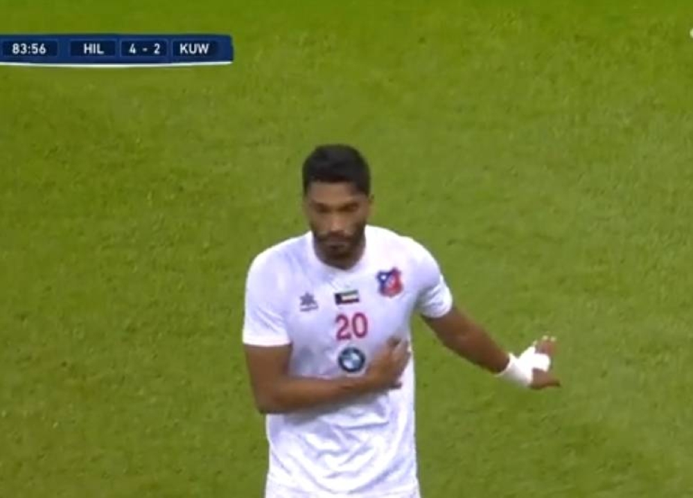 سوء حظ مزدوج.. شاهد.. واقعة غريبة في مباراة الهلال والكويت الكويتي الودية