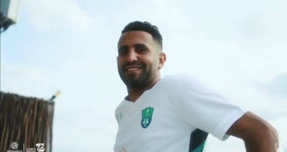 الصفقة تمت.. شاهد: الأهلي يتعاقد مع رياض محرز رسمياً