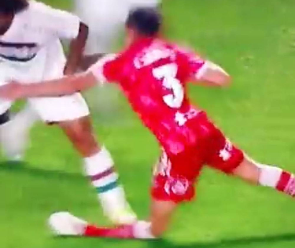 شاهد.. البرازيلي مارسيلو يتسبب في إصابة مروعة للاعب أرجنتيني ويغادر الملعب باكيا!