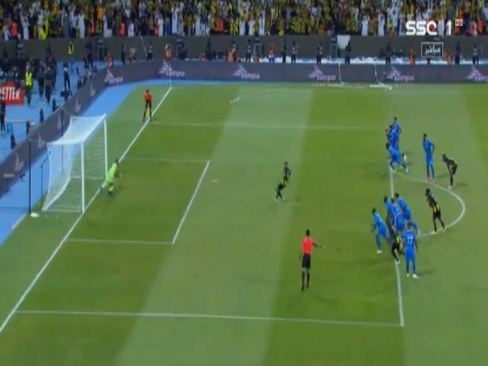 شاهد.. «بنزيما » يهدر ركلة جزاء للاتحاد أمام الهلال بهذه الطريقة