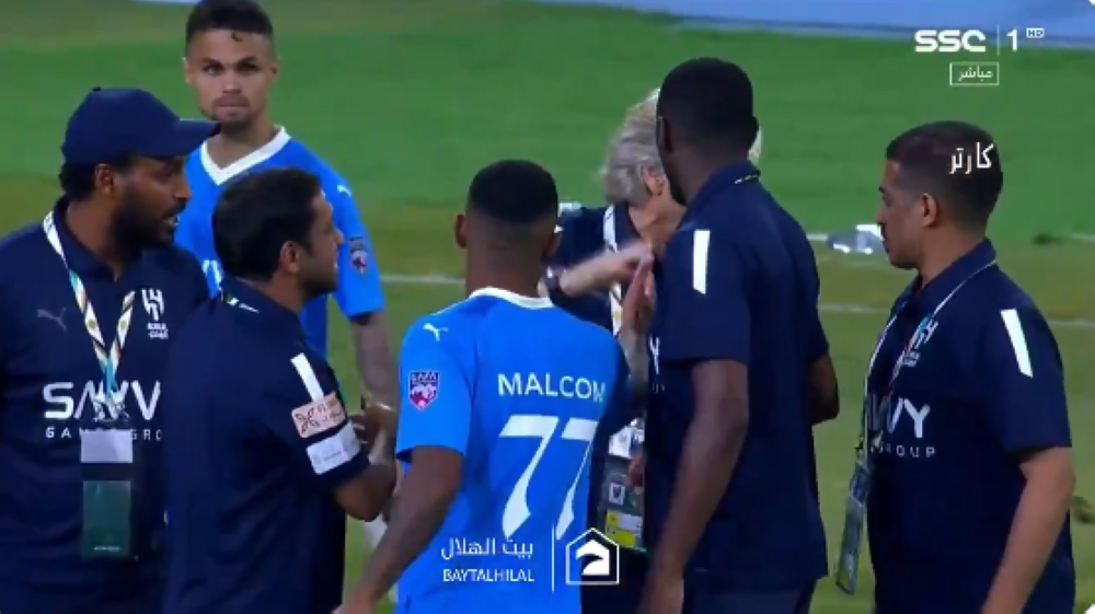 شاهد..مدرب الهلال ينفعل ويترك أرضية الملعب غاضبا بعد الفوز والتأهل!