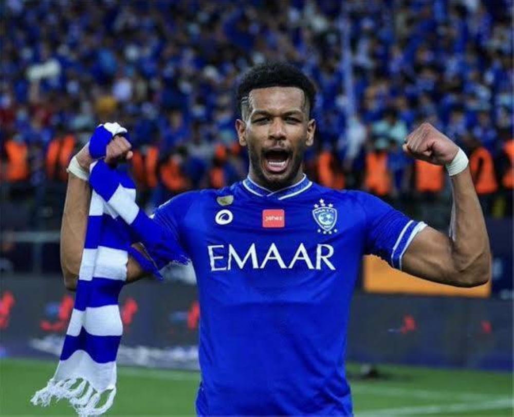 شاهد.. البليهي يتلقى هدية من مشجع بعد الفوز على الاتحاد: حي عينك انفخ صدرك