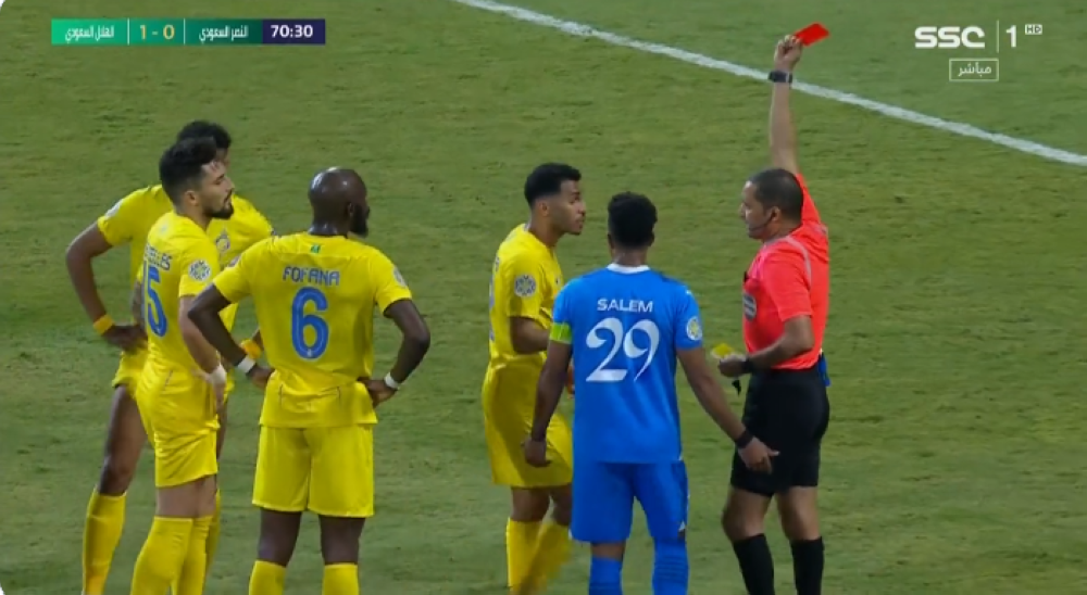 شاهد.. لحظة طرد لاعب النصر "عبدالإله العمري" أمام الهلال