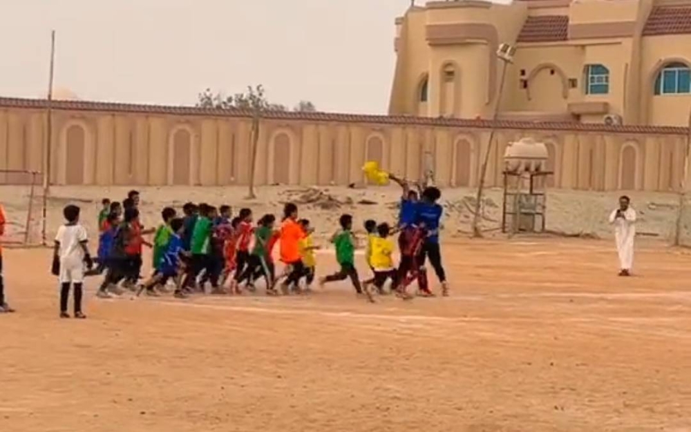 بالفيديو.. مجموعة أطفال يقلدون اشتباك البليهي وتاليسكا بأحد الملاعب الشعبية!