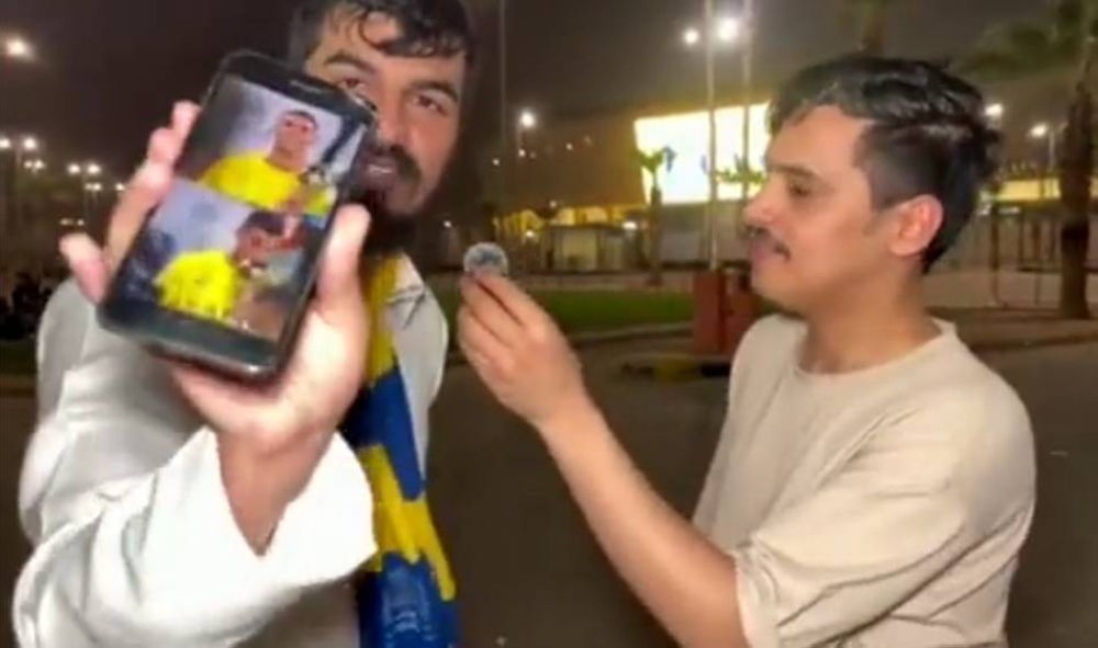 شاهد.. مشجع نصراوي يفاجئ المذيع: ليش تقلي هاردلك.. الأهم عندي الفوز على الهلال وأخذ البطولة