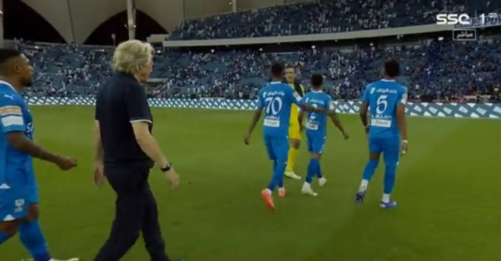 بالفيديو.. اشتباك بين حارس الفيحاء ولاعبي الهلال بعد مواجهة الفريقين!