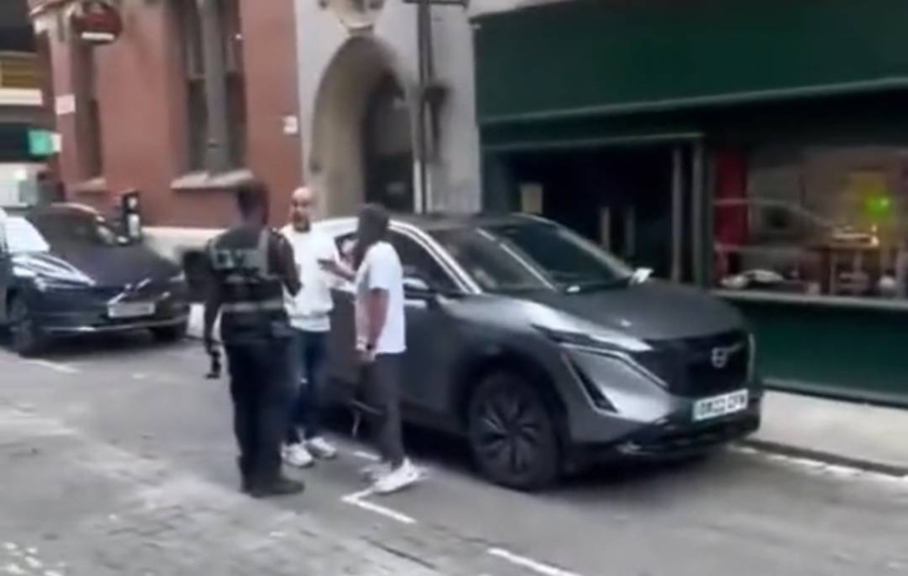 بعدما حرر ضده مخالفة.. شاهد.. موظف يطلب التقاط صورة مع جوارديولا.. والأخير يفاجئه بهذا الرد!