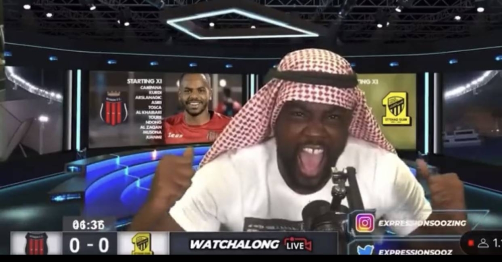بالعقال.. شاب بريطاني يشجع الاتحاد ويبتكر أهازيج جديدة للنادي «فيديو»