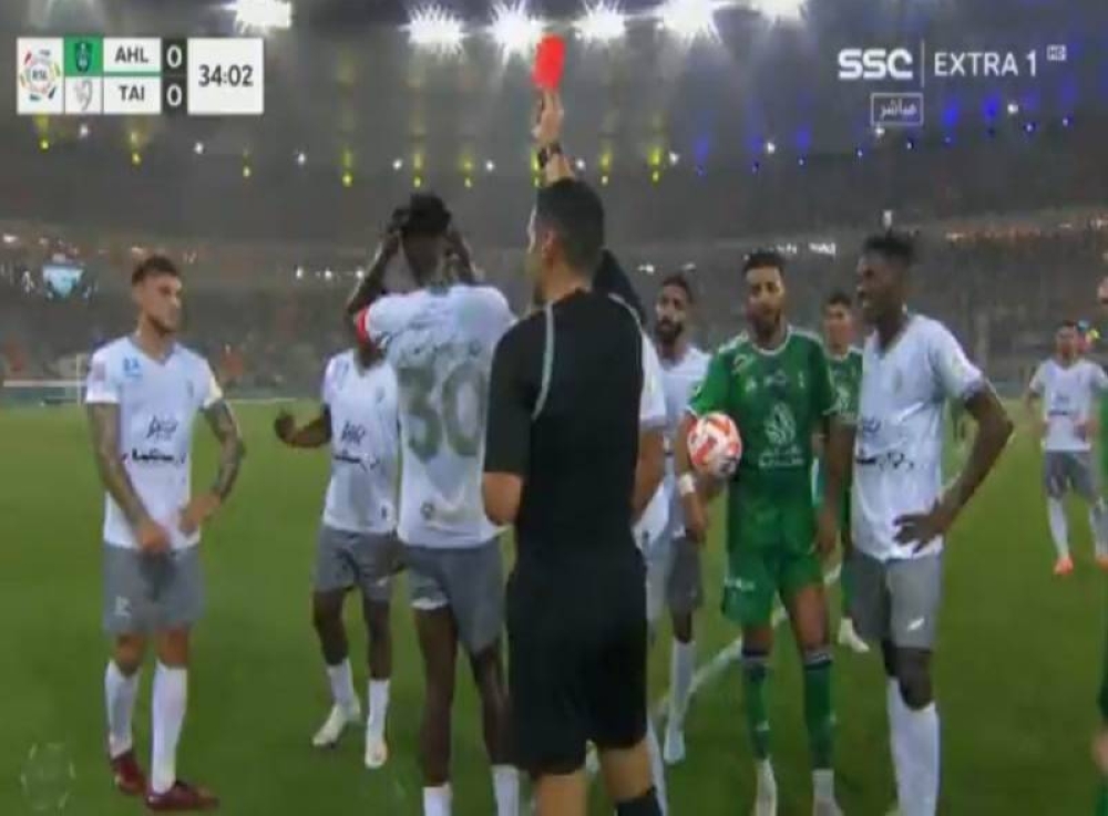 شاهد.. لحظة طرد لاعب الطائي "سميدو" أمام الأهلي في الدوري 