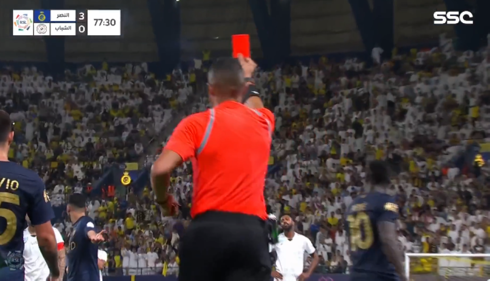 شاهد.. لحظة طرد لاعب الشباب "بانيغا" أمام النصر
