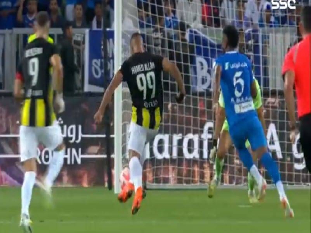 شاهد.. "حمدالله" يهدر فرصة هدف محقق للاتحاد أمام الهلال بطريقة لاتصدق! 