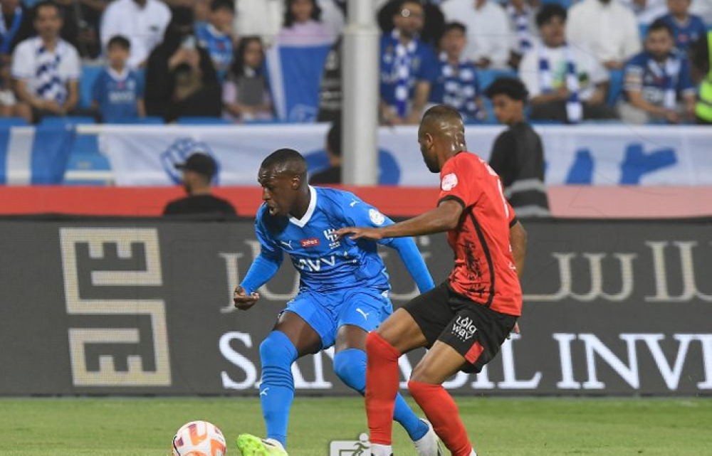 خبير تحكيمي يحسم الجدل حول تدخل لاعب الهلال "سعود عبدالحميد" مع لاعب الرياض