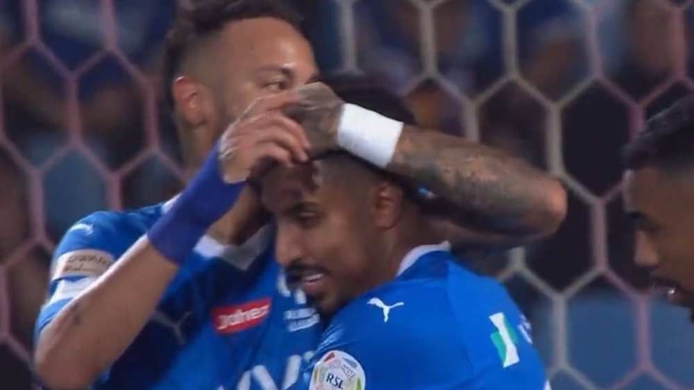 شاهد .. لحظة تقبيل اللاعب "نيمار" رأس "سالم الدوسري"!