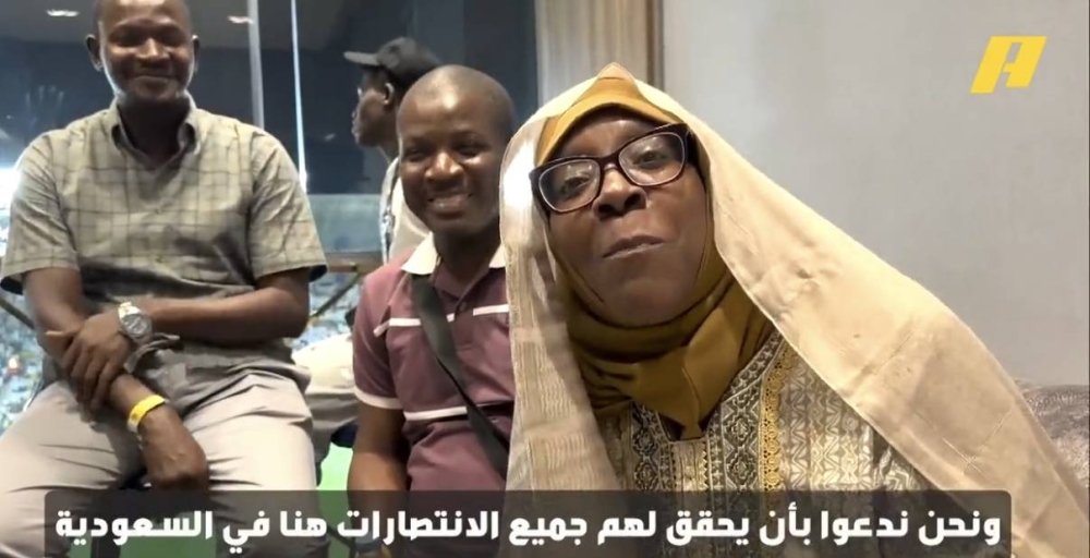 شاهد.. تعليق مفاجئ من والدة ساديو ماني عن انتقاله إلى النصر!