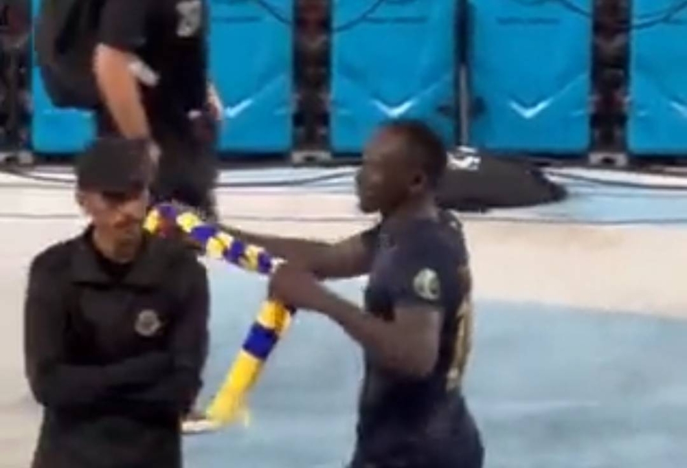 شاهد.. تصرف مفاجئ من ساديو ماني تجاه أحد أفراد الأمن بعد مباراة النصر وأحد!