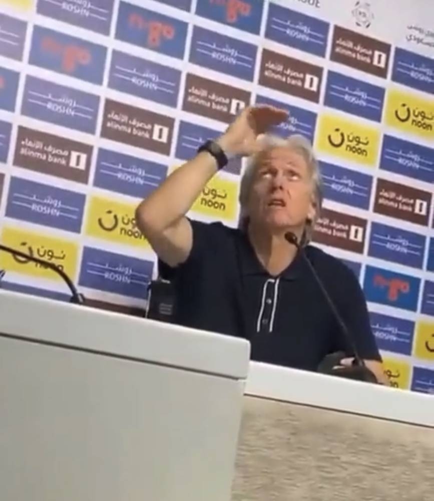 شاهد.. جيسوس يشير للأعلى ويؤكد: «نحن في القمة لا أرى أحد فوقنا»