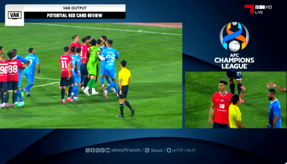 شاهد.. لحظة طرد لاعب الهلال "سلمان الفرج" ولاعب نساجي الإيراني "أمير محمد"