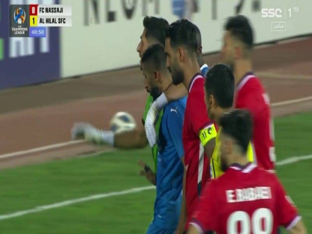 شاهد.. حارس نساجي الإيراني يحاول تهدئة الجماهير الإيرانية لحظة خروج سلمان الفرج !