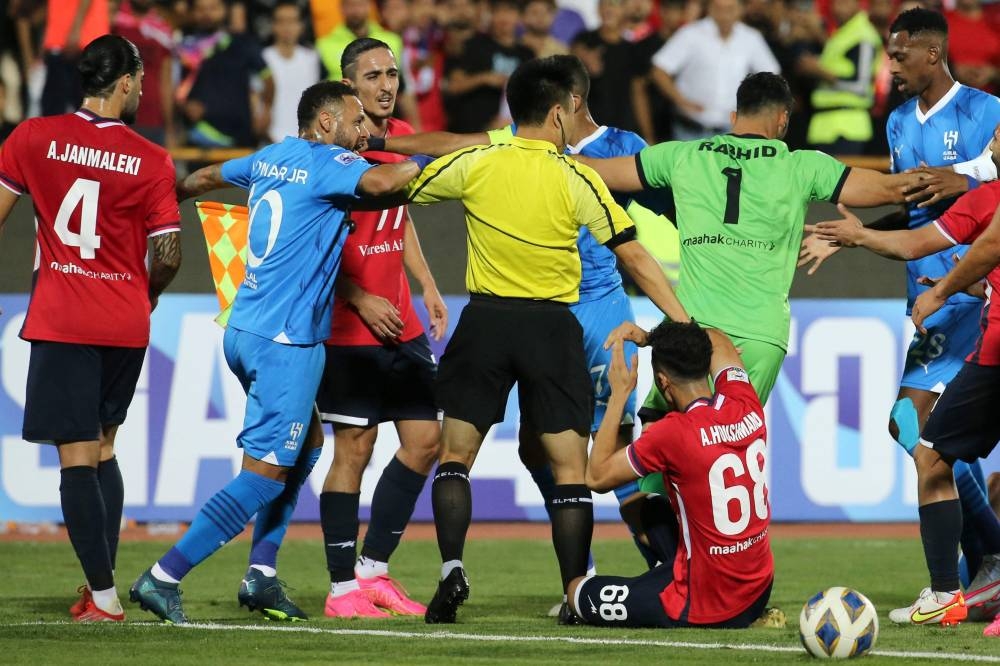 «خبير تحكيمي» يحسم الجدل بشأن طرد لاعب نادي الهلال سلمان الفرج أمام نساجي الإيراني