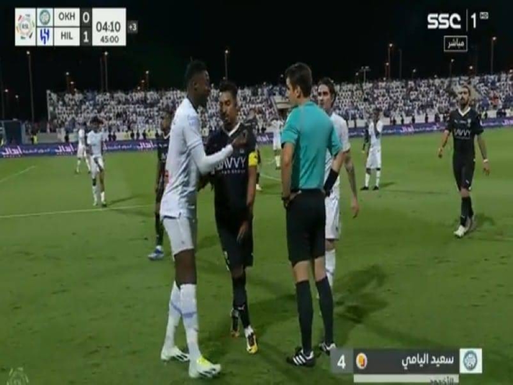 شاهد: لحظة طرد لاعب الأخدود "الربيعي" أمام الهلال في الدوري