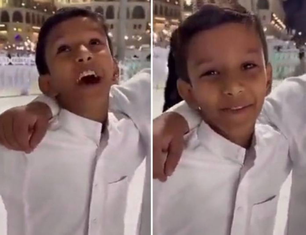 طفل يدعو من أمام الكعبة التصوير مع لاعب الهلال علي البليهي.. شاهد ردة فعل الأخير