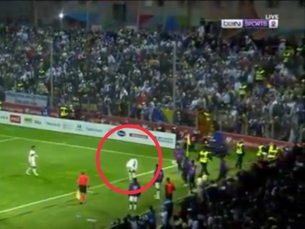 شاهد.. مشجع يقتحم ملعب مباراة "البرتغال والبوسنة" ويتسبب بإصابة كريستيانو رونالدو 